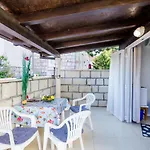 Hana Room
